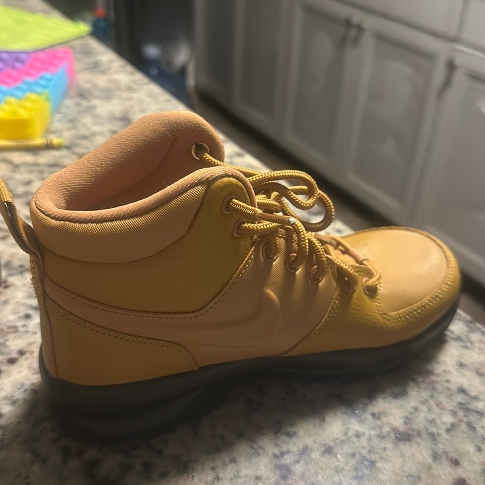 US 4Y boys brand new boots